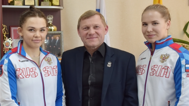 Александра Козлова и Наталья Шайманова на тренировочном мероприятии по тяжелой атлетике