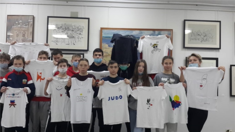 Учащиеся 9 класса приняли участие в мастер-классе «Роспись футболки. Импровизация»