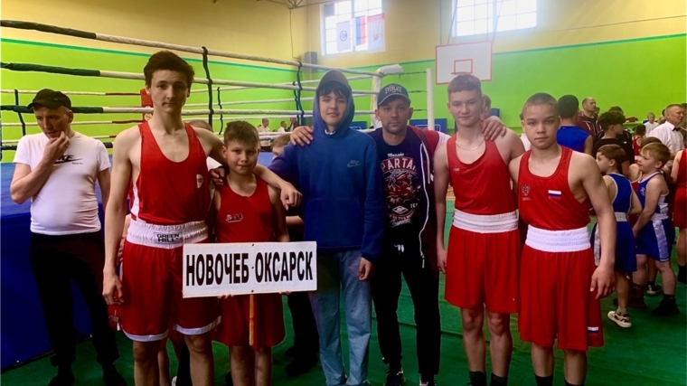 Тимофей Кузюков на пьедестале почета турнира и товарищеской встречи по боксу